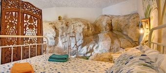 Country House 'Quinta Do Castelo - Casa De Pedra' with Private Terrace, Wi-Fi and Air Conditioning