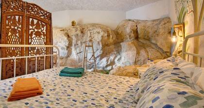 Country House 'Quinta Do Castelo - Casa De Pedra' with Private Terrace, Wi-Fi and Air Conditioning