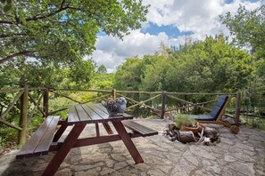 Outdoor dining - Country House 'Quinta Do Castelo - Casa De Pedra' with Private Terrace, Wi-Fi and Air Conditioning (Reguengo Grande)