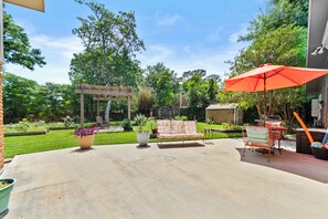 Terrace/patio - Peaceful Gulfport Retreat • Near Beach & Keesler AFB • casinos.Huge Private Yard (Gulfport)