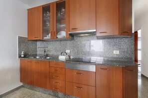 Een koelkast, een microgolfoven, een oven, een kookplaat