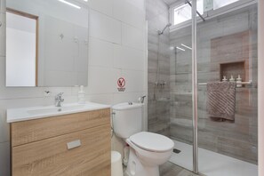 Dusche, Haartrockner, Handtücher