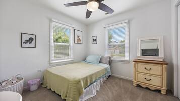 2 chambres, bureau, fer et planche à repasser, lit parapluie