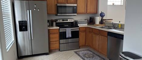 Four Ă micro-ondes, un four, surface de cuisson, lave-vaisselle