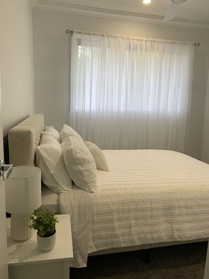 2 bedrooms, iron/ironing board, WiFi, bed sheets - Stay and Relax 2 - is a private, new stylish cottage, in the Southern Highlands (Colo Vale)