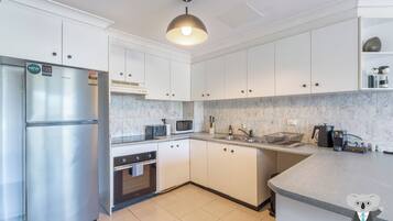 Een koelkast, een magnetron, een oven, een kookplaat