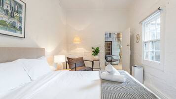 3 bedrooms, desk, WiFi, bed sheets