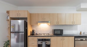 Refrigerador, microondas, horno, placa de cocina