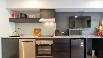 Geladeira, micro-ondas, fogão, cooktop