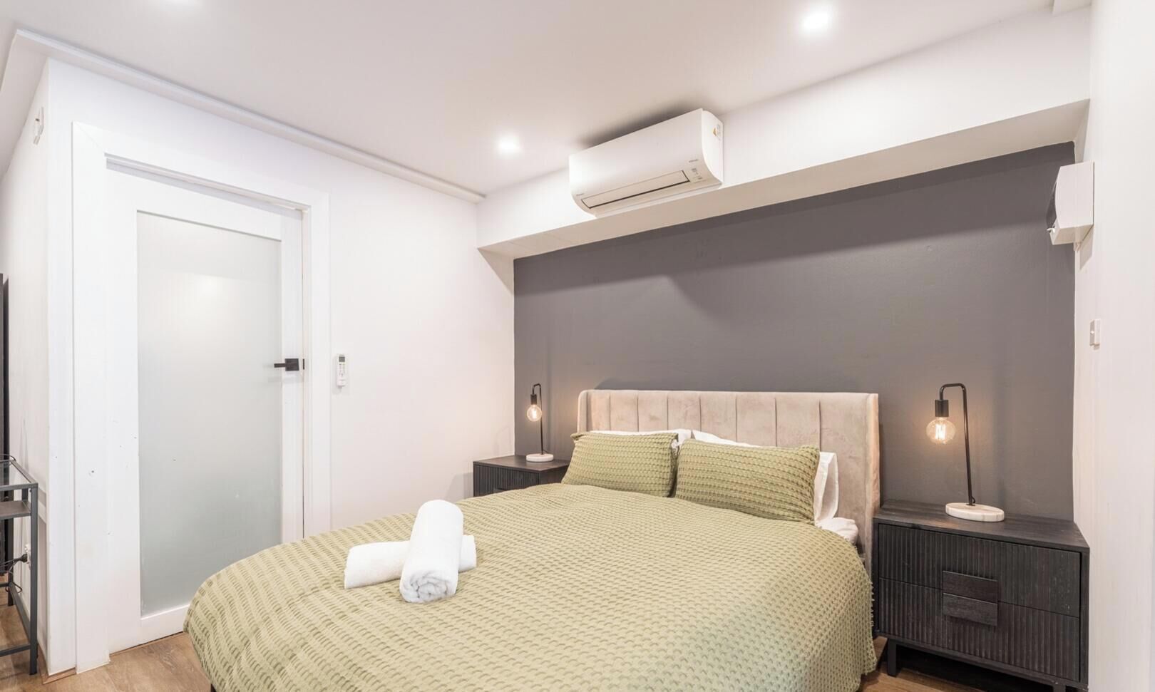 Tabla de planchar con plancha, wifi, ropa de cama
