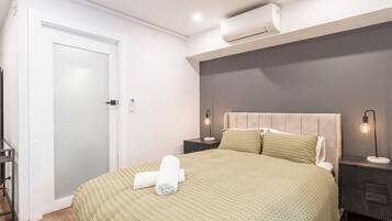 Tabla de planchar con plancha, wifi y ropa de cama