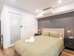 Iron/ironing board, WiFi, bed sheets