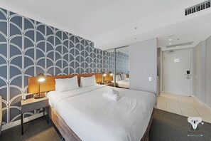 Iron/ironing board, bed sheets