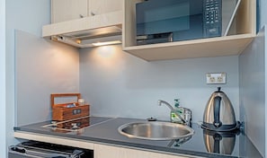 Four à micro-ondes, surface de cuisson, grille-pain