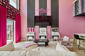 4 chambres, bureau, fer et planche à repasser, lit de bébé portatif