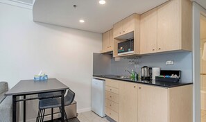 Refrigerador, microondas, placa de cocina, tostadora