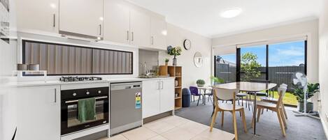 Réfrigérateur, four à micro-ondes, un four, surface de cuisson