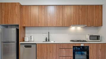 Jääkaappi, mikroaaltouuni, uuni, liesi