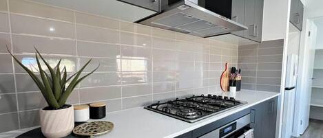 Een koelkast, een microgolfoven, een oven, een kookplaat