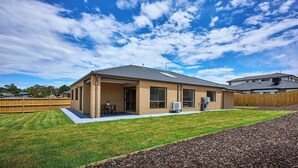 Exterior - KozyGuru | Pakenham | Comfortable 4-Bedroom House (Pakenham)