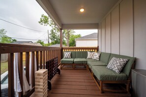 Property grounds - 3BR GATED HOME: NEAR NRG, DOWNTOWN, RICE, MED CENTER!!  (Houston)