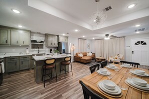 Interior - 3BR GATED HOME: NEAR NRG, DOWNTOWN, RICE, MED CENTER!!  (Houston)