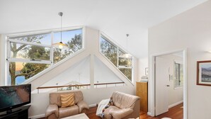 Un loft spacieux avec de hauts plafonds, de grandes fenêtres et un intérieur moderne.