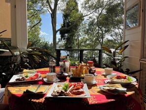 Free daily full breakfast - Scotland Island Lodge (Scotland Island)