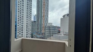 A view from a balcony overlooking a cityscape with high-rise buildings and construction sites. - 3 Double 1 Single 2 Sofa Beds apartment (Auckland)