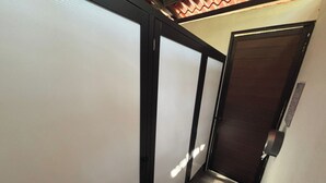 A narrow hallway with a tiled floor and a door at the end. - Bacalar inn (Bacalar)