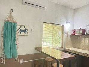 Chambre Deluxe double, vue sur le jardin | Cuisine privée | Réfrigérateur dans les aires communes, four à micro-ondes