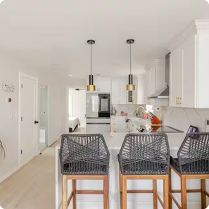 Kjøleskap, mikrobølgeovn, ovn og kokeplater