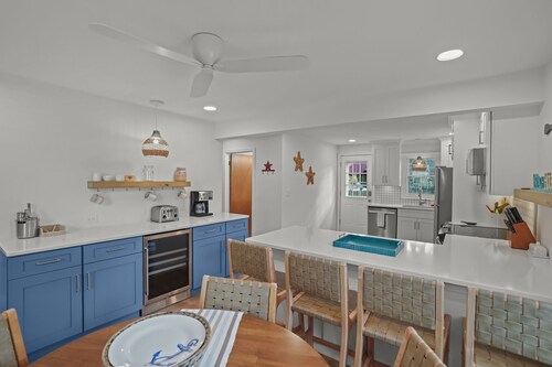 3BR Coastal Home 2 miles to multiple beaches  with parking pass. 
