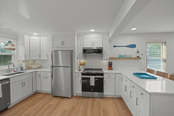 ثلاجة، ميكروويف، فرن، موقد طهي مسطح