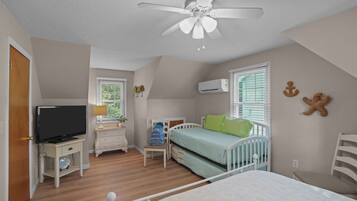 3 bedrooms, desk, iron/ironing board, free WiFi