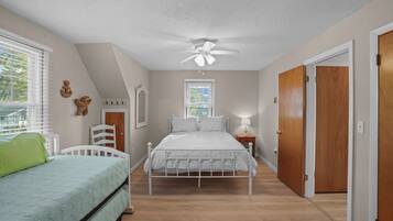 3 bedrooms, desk, iron/ironing board, free WiFi