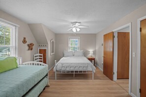3 Schlafzimmer, Schreibtisch, Bügeleisen/Bügelbrett, kostenloses WLAN