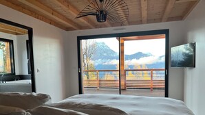 ห้องลักซ์ชัวรี่สวีท, วิวภูเขา | เครื่องนอนระดับพรีเมียม, เตียงพร้อมฟูกเสริมที่นอน, โต๊ะทำงาน