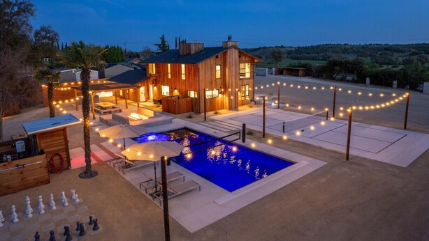 A large house with a pool, outdoor seating, and string lights. - Cedar House | Pickleball, Saltwater Pool, Sauna (Paso Robles)