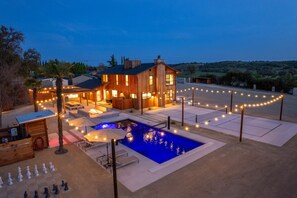 A large house with a pool, outdoor seating, and string lights. - Cedar House | Pickleball, Saltwater Pool, Sauna (Paso Robles)