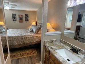 3 bedrooms, iron/ironing board, WiFi, bed sheets - Aimee's Retreat on Robinson! Convenient to University of OK in Norman! (Moore)