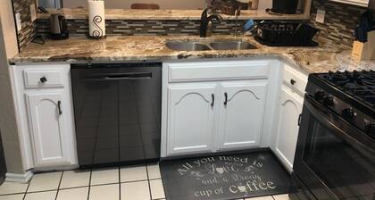 Aimee's Retreat on Robinson! Convenient to University of OK in Norman!