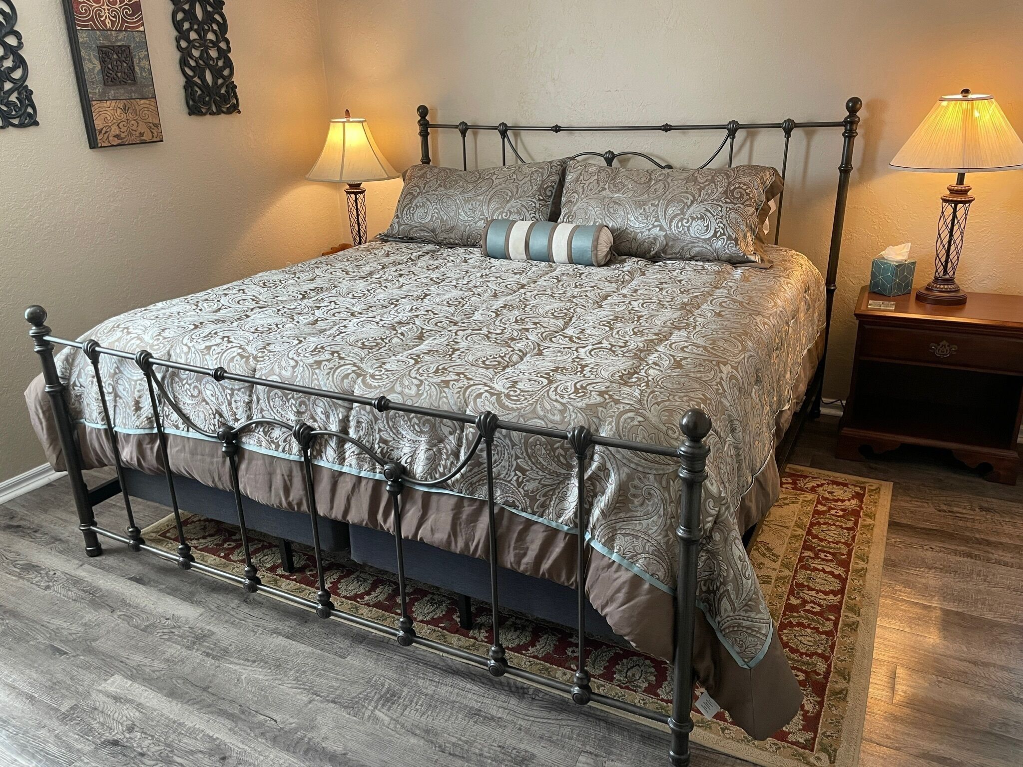 3 bedrooms, iron/ironing board, WiFi, bed sheets