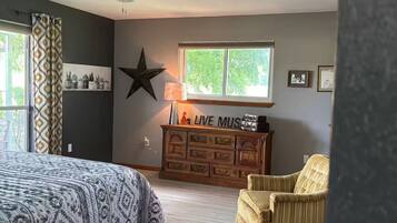 2 bedrooms, desk, iron/ironing board, WiFi