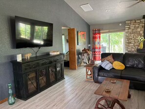 Smart TV, books - DbarD Ranch (Bertram)