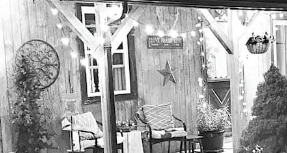 Charming 2-bedroom Vintage 1921 Cottage w/ Mountain Views in lovely Heber City!