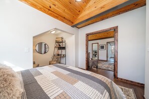 5 bedrooms, iron/ironing board, free WiFi, bed sheets - Farmhouse on 160 Acres. Stocked Ponds, Firepits. Just 30 minutes from Tulsa! (Coweta)