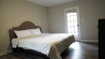 4 bedrooms, desk, travel crib, WiFi