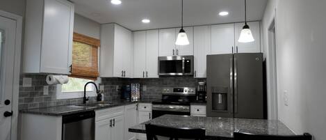 Réfrigérateur, micro-ondes, four, plaque de cuisson