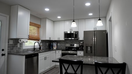 冷蔵庫、電子レンジ、オーブン、コンロ. Charming 4-bedroom house with AC, WiFi in peaceful Mint Hill and 2 living rooms